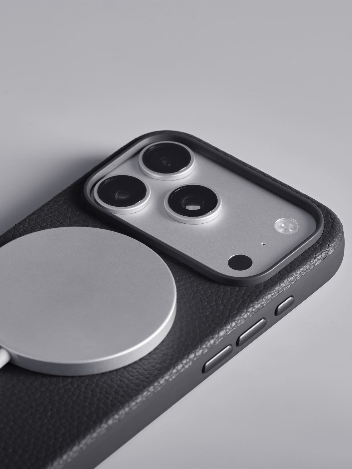 Woolnut Leather Case for iPhone 18 Pro - Black