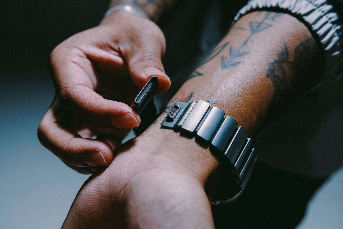 Nomad Stratos Band - 49mm - Natural Titanium - Black