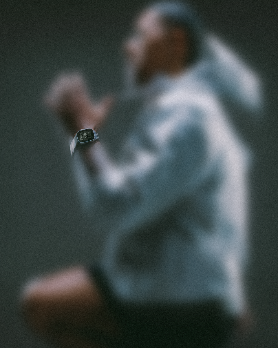 Grade 4 titanium hardware, Scratch-resistant DLC coating.