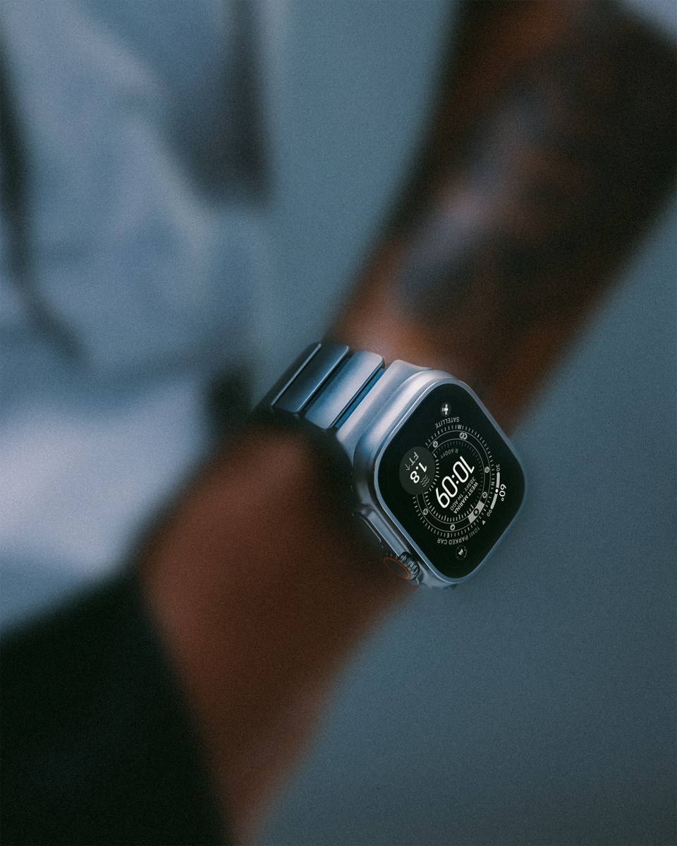 Flexible design contours around your wrist.